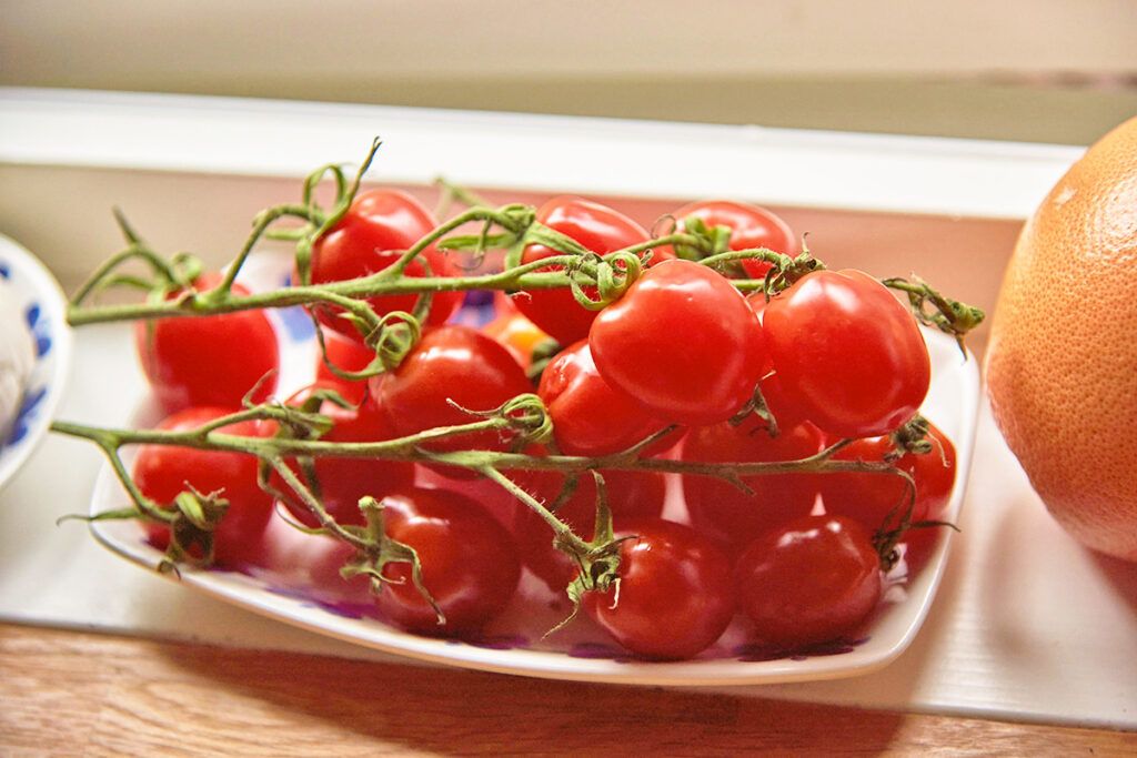 Tomatoes on the counter