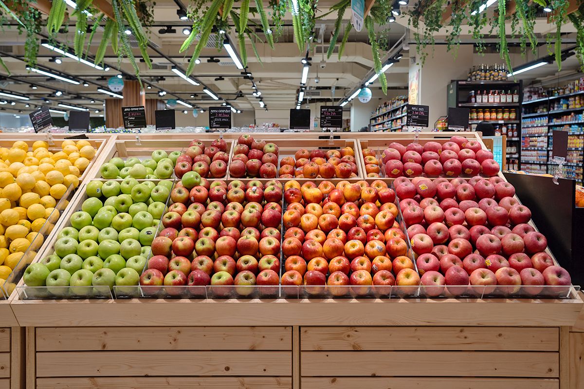 Apples in the grocery store