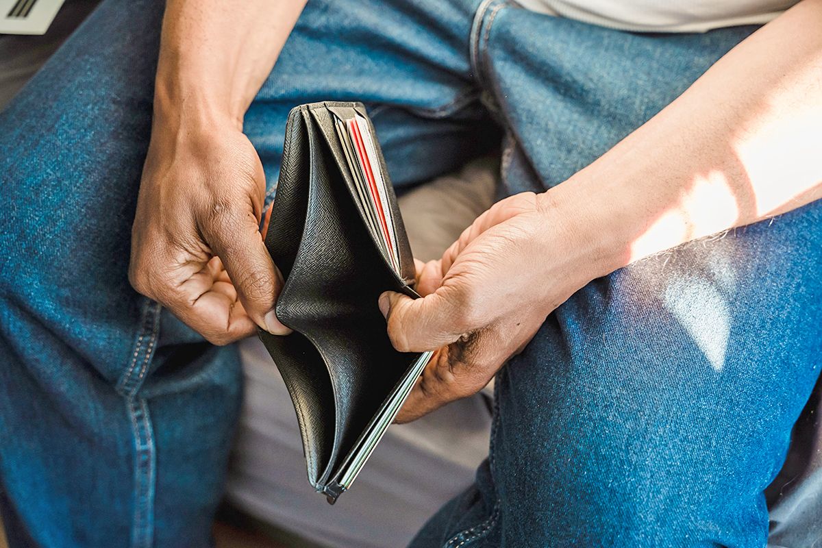 Holding open empty wallet