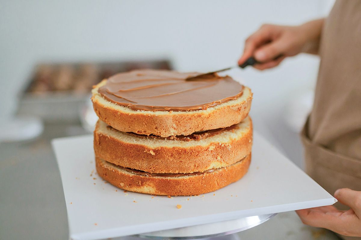 Icing a cake