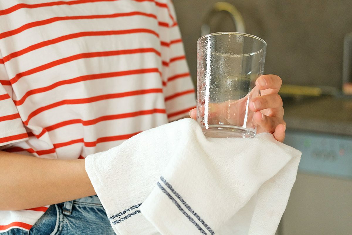 Hand drying glass