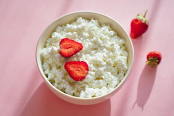 Cottage cheese and strawberries in bowl
