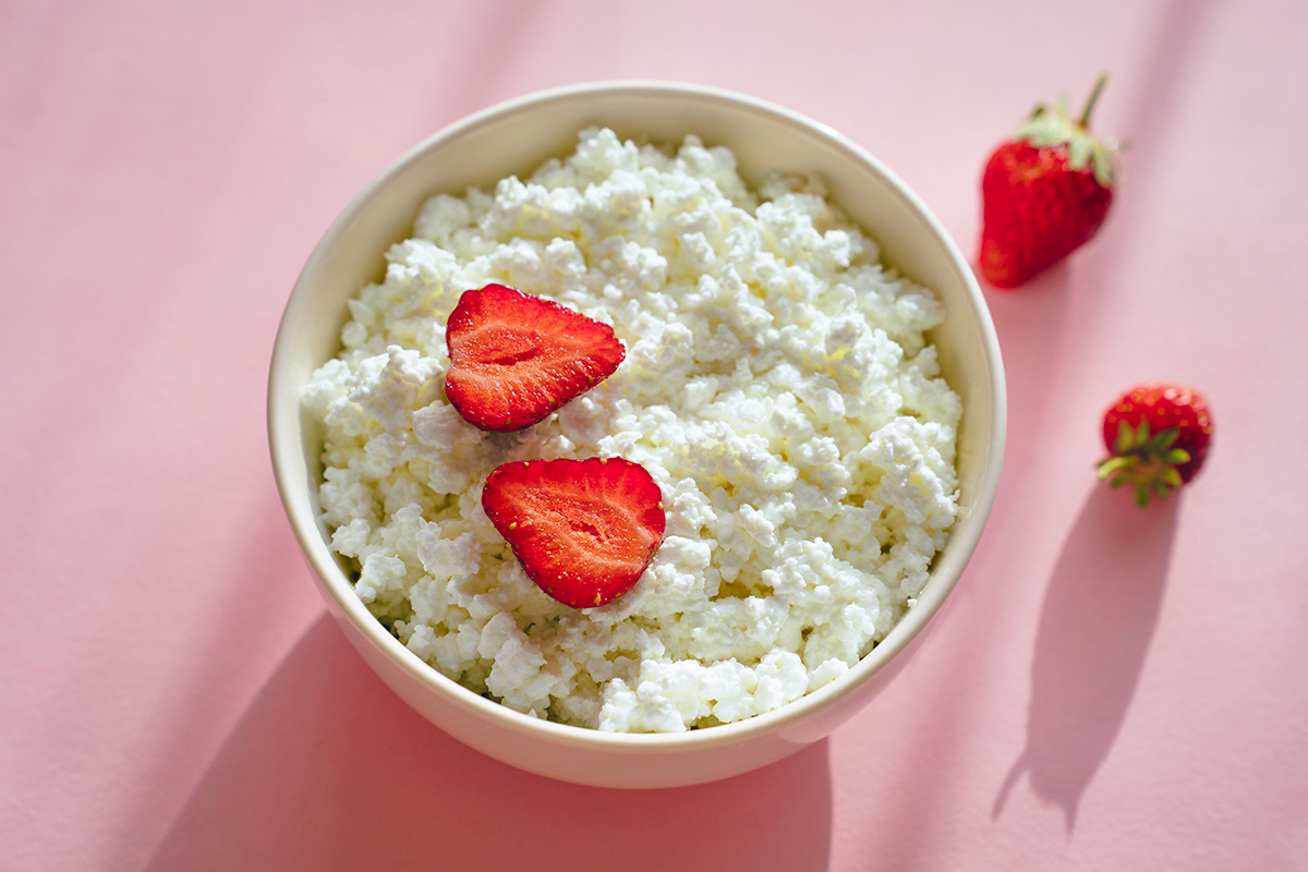Cottage cheese and strawberries in bowl