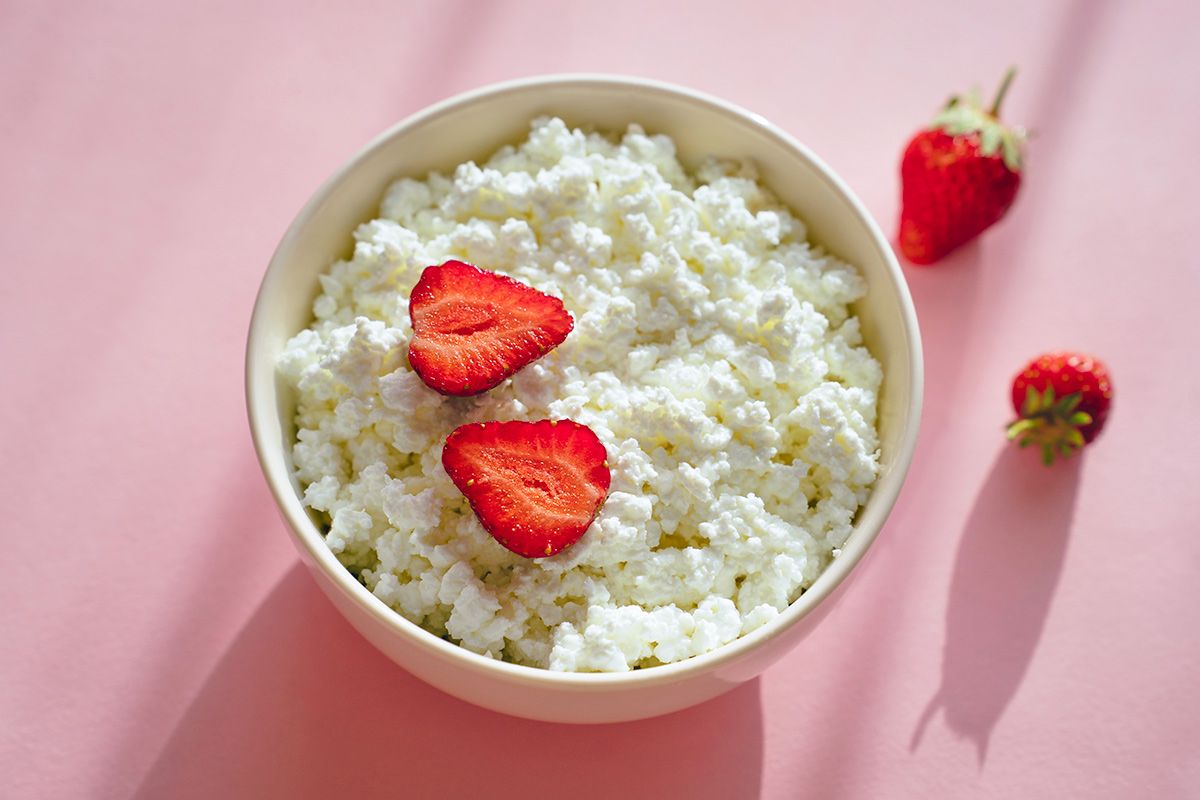 Cottage cheese and strawberries in bowl